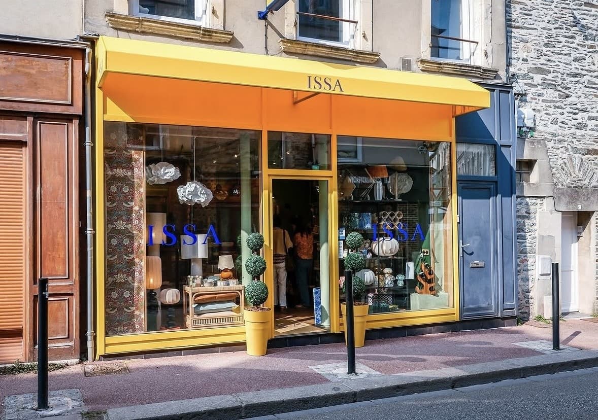 Devanture jaune et enseigne violette de la boutique ISSA, 45 Grande Rue à Cherbourg